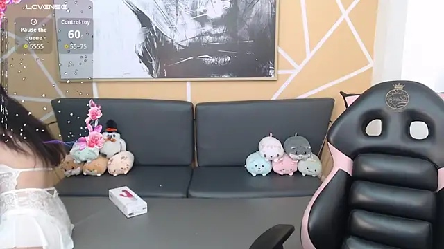 olivia russo  online show from October 6, 2025, 8:09 pm