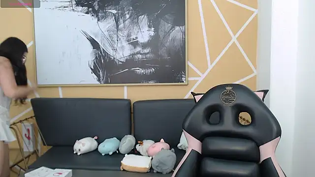 olivia russo  online show from March 9, 2026, 8:12 pm