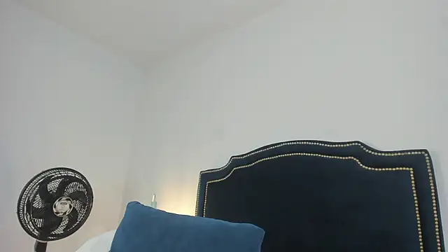 LiliCarterm online show from October 21, 2025, 7:41 am