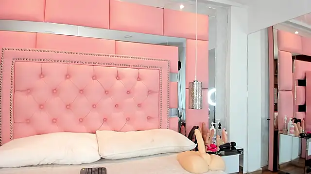 LiliCarterm online show from February 4, 2026, 8:15 pm