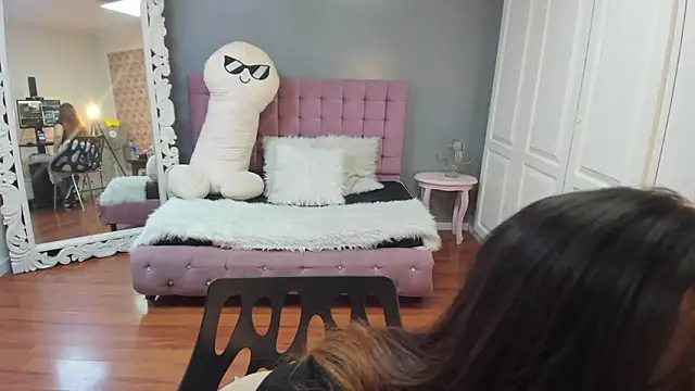 Tammy parker  online show from October 22, 2025, 4:12 am