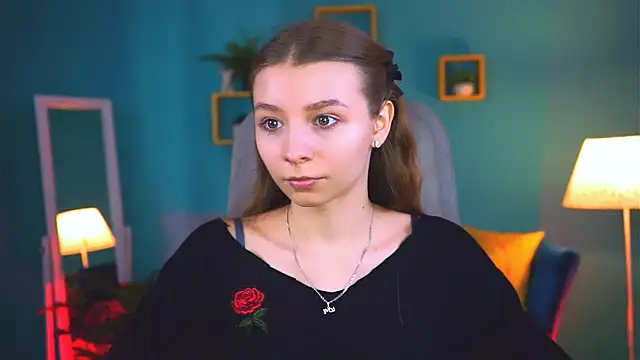 Snapshot of JulieDaniel chatting on October 7, 2025, 8:15 am JulieDaniel online show from October 7, 2025, 8:15 am