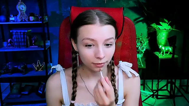 Snapshot of JulieDaniel chatting on October 20, 2025, 8:15 am JulieDaniel online show from October 20, 2025, 8:15 am