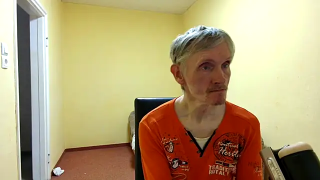 Snapshot of k74robert chatting on April 15, 2026, 4:33 pm k74robert online show from April 15, 2026, 4:33 pm