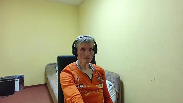 Snapshot of k74robert chatting on February 15, 2026, 12:55 am k74robert online show from February 15, 2026, 12:55 am