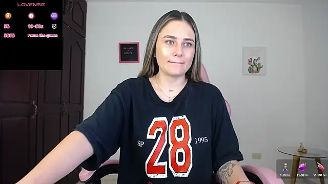 Snapshot of Veronika__Winslow_ chatting on September 16, 2025, 6:47 am Veronika Winslow online show from September 16, 2025, 6:47 am