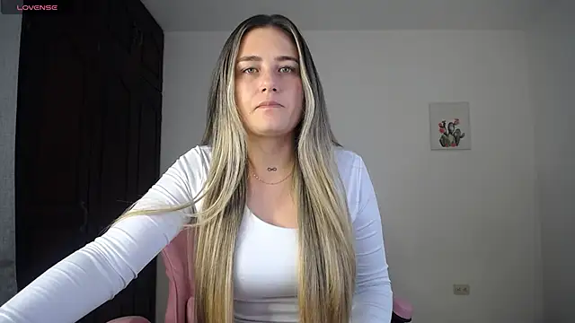 Snapshot of Veronika__Winslow_ chatting on October 3, 2025, 8:27 am Veronika Winslow online show from October 3, 2025, 8:27 am