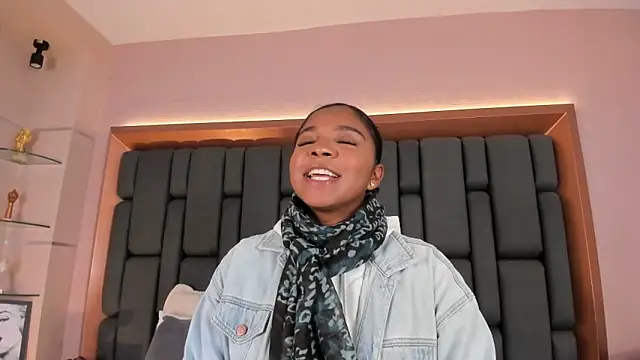 LisaMendez online show from October 5, 2025, 3:52 am