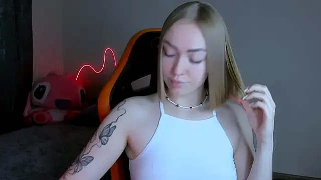 Snapshot of LaraKrein_lk chatting on October 23, 2025, 6:17 pm LaraKrein lk online show from October 23, 2025, 6:17 pm