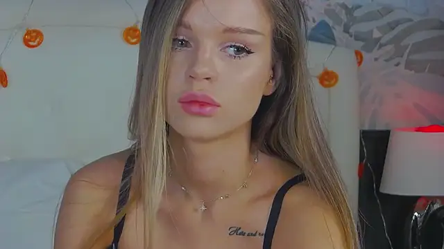 MarilynNova online show from November 3, 2025, 4:28 am