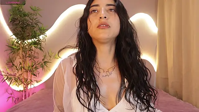 Emma and Issac online show from April 20, 2026, 10:11 pm