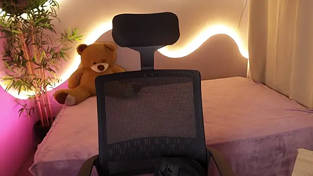 Emma and Issac online show from April 9, 2026, 10:16 pm