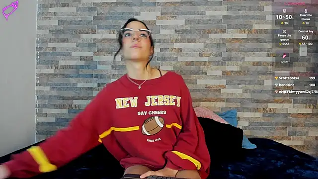 Snapshot of violett__golden chatting on October 6, 2025, 2:07 pm violett golden online show from October 6, 2025, 2:07 pm