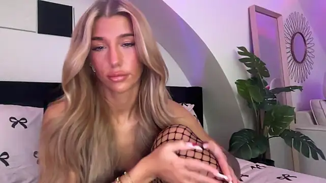 Snapshot of KENNIEXROSE chatting on February 16, 2026, 11:02 pm KENNIEXROSE online show from February 16, 2026, 11:02 pm