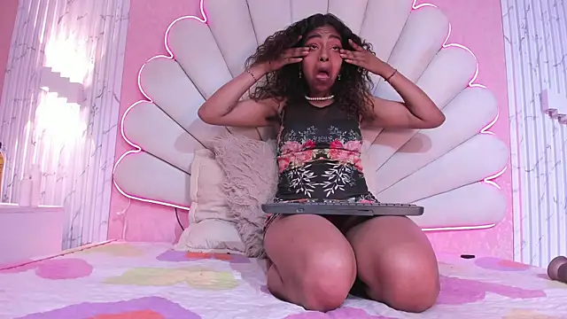 MisRoos online show from October 15, 2025, 4:26 pm