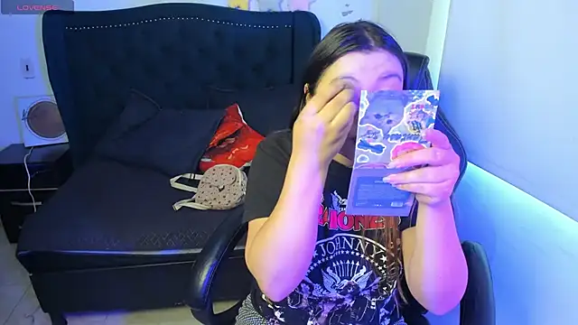 LucyPetit online show from November 25, 2025, 1:33 pm