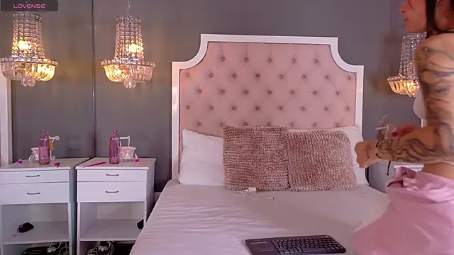 VioletBlaze online show from October 14, 2025, 11:04 pm