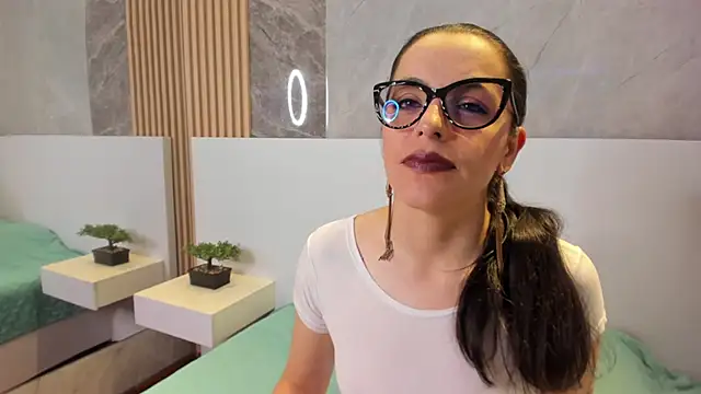 IsisNoir online show from September 13, 2025, 2:28 pm