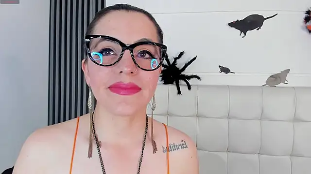 IsisNoir online show from October 11, 2025, 7:04 pm