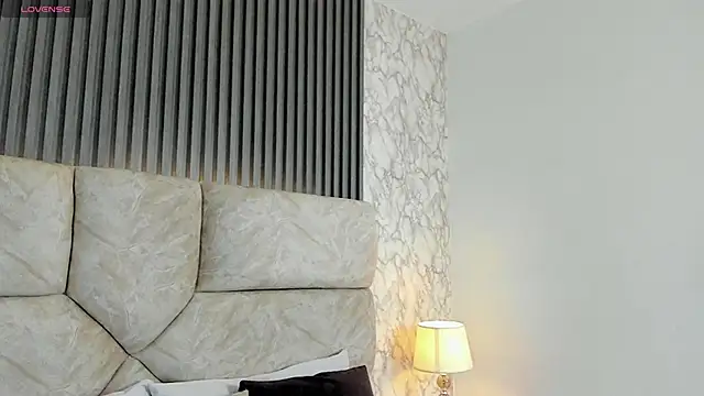 leilapons online show from October 18, 2025, 7:05 pm