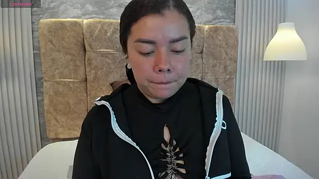 leilapons online show from November 22, 2025, 5:12 pm