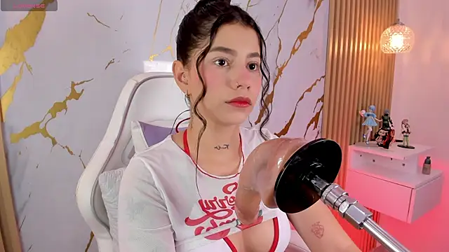 alissaowens  online show from November 12, 2025, 11:47 am