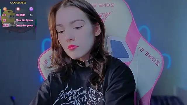 Sophie SkyAngel online show from May 28, 2026, 1:28 pm