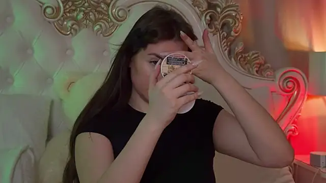 Snapshot of MeganStrain chatting on February 10, 2026, 3:27 am MeganStrain online show from February 10, 2026, 3:27 am