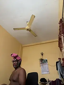 femboyslqueen online show from November 4, 2025, 5:00 am