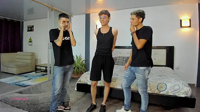 Bisexlifehot   online show from September 12, 2025, 11:04 pm