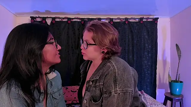 CrazyCakes  online show from April 26, 2026, 4:32 am