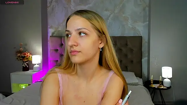 Luna Vibee online show from November 13, 2025, 11:14 am