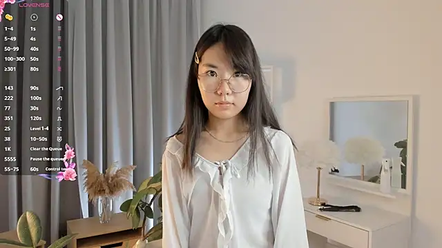 UdelaDodson online show from September 12, 2025, 3:34 pm