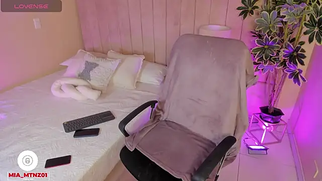 Mia mtnz02 online show from November 10, 2025, 1:21 am