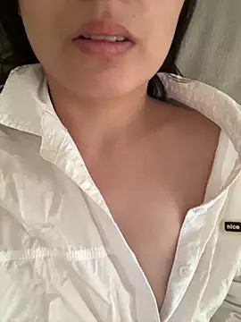 Snapshot of Freda-baby chatting on November 24, 2025, 12:32 am Freda-baby online show from November 24, 2025, 12:32 am