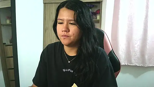 Oliviawatson1 online show from November 13, 2025, 12:42 pm