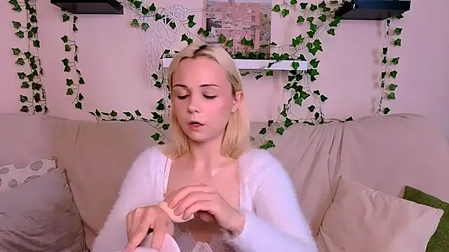 Charlotte Colinss online show from September 25, 2025, 5:13 am