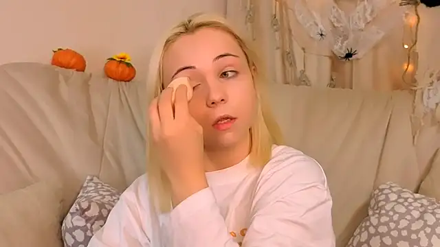 Charlotte Colinss online show from October 20, 2025, 5:20 am