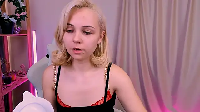 Charlotte Colinss online show from October 12, 2025, 4:03 am