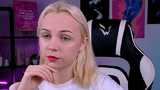 Charlotte Colinss online show from October 13, 2025, 2:57 am