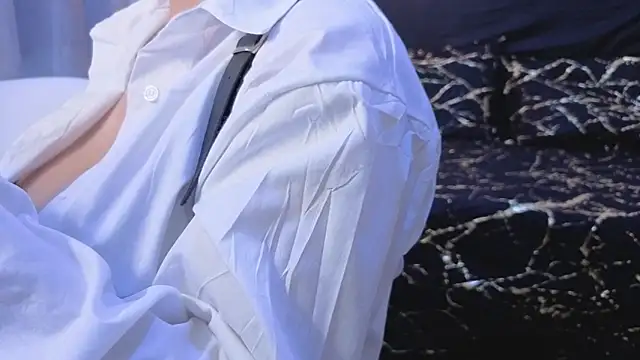 elowen halley1 online show from November 9, 2025, 7:40 pm