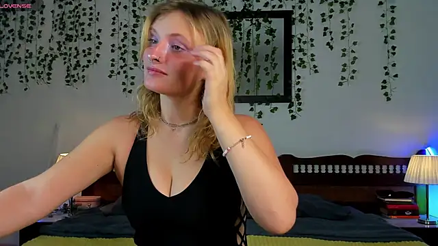 Ariana Spring online show from September 21, 2025, 1:49 pm