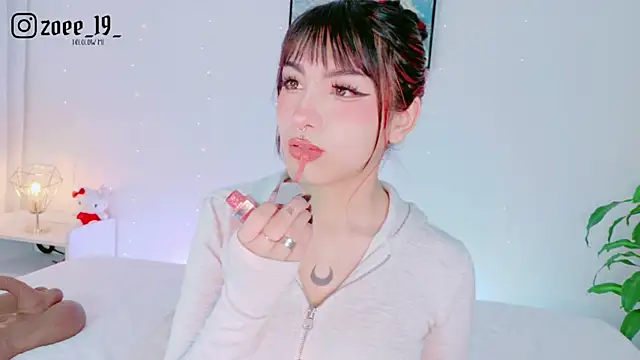 cuteezoe online show from April 17, 2026, 4:15 am