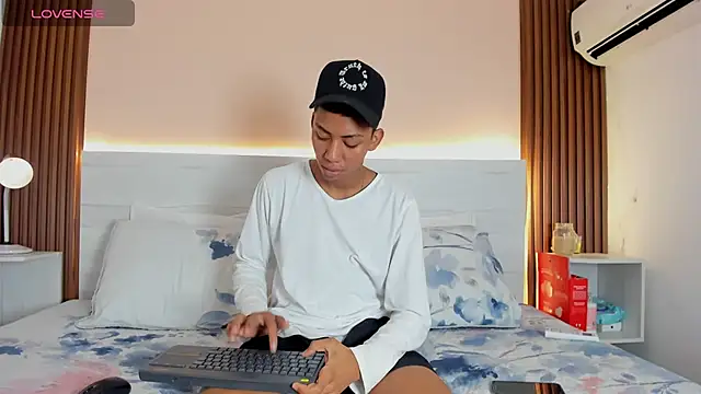 Brunette  boy online show from September 14, 2025, 3:40 am