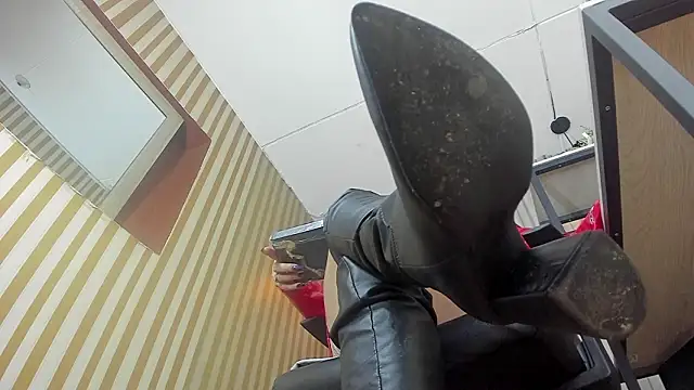 Snapshot of Scarlett_Barnes chatting on March 26, 2026, 12:25 pm Scarlett Barnes online show from March 26, 2026, 12:25 pm