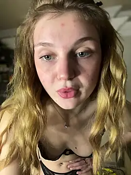 Snapshot of Emaline_Fane chatting on July 10, 2026, 7:58 pm Emaline Fane online show from July 10, 2026, 7:58 pm