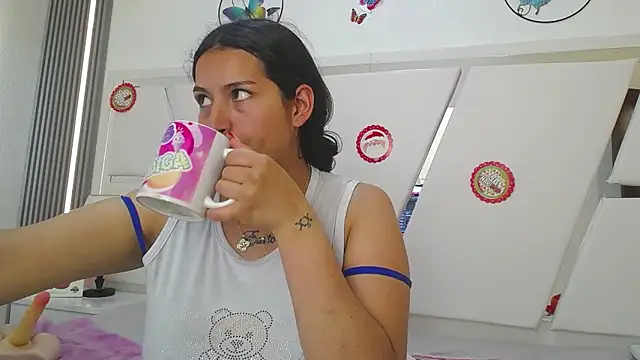 Mia garcia28 online show from December 22, 2025, 7:25 pm