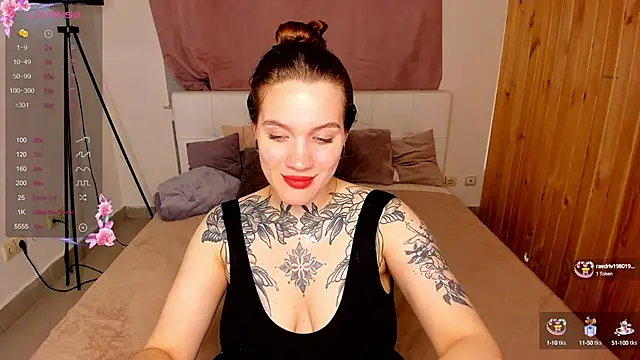 Snapshot of Luna_Ver chatting on October 2, 2025, 3:43 am Luna Ver online show from October 2, 2025, 3:43 am