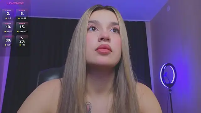 RoxyChill online show from October 31, 2025, 8:38 pm