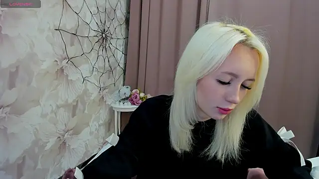 cute luucy online show from November 5, 2025, 2:58 am